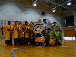 福井市のゆるキャラとよさこいを踊る学生