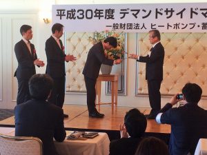 ヒートポンプ・蓄熱センター　小宮山宏理事長より表彰を受ける福田施設企画課長