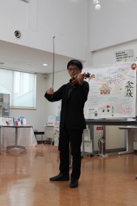 ヴァイオリンを演奏する近藤さん