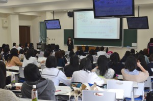 看護学科母子看護学・助産学領域の上澤悦子教授の講義