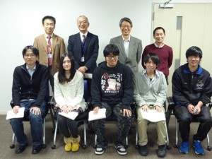 受賞者らと理事らとの記念写真の様子