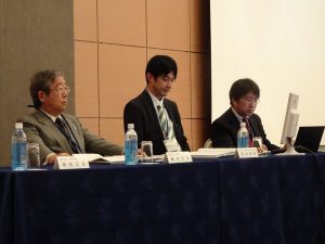 (左)眞弓学長、文科省の多田氏、小代氏