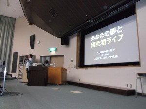 学生たちに医学研究の魅力について語る定教授