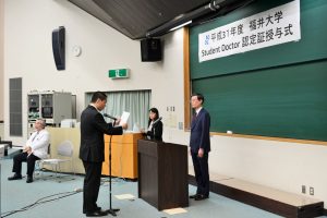 学生代表の浅岡浩平さんによる宣誓