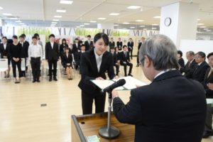 ふくい地域創生士の認定証を学生に授与