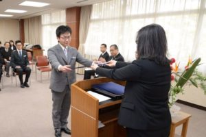 認定証を受け取る長谷川教諭（上級CST）