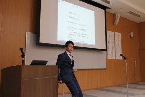 講演する大阪経済大学人間科学部 古宮昇教授