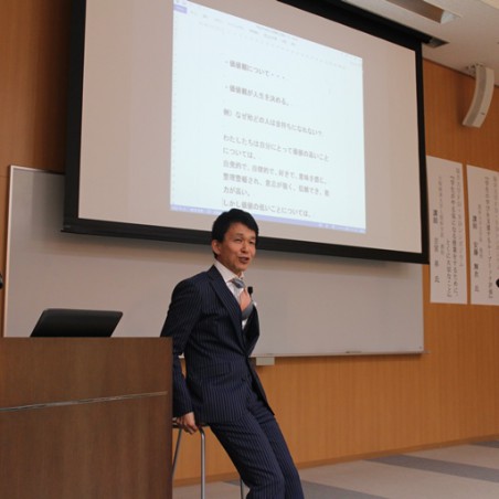 講演する大阪経済大学人間科学部 古宮昇教授