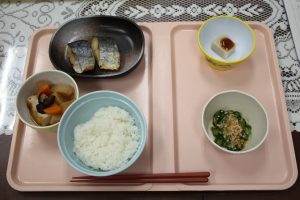 一般食に添えられた「ごまどうふ」（右上）