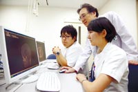 医学画像教育用システムを活用する放射線医学の臨床実習。