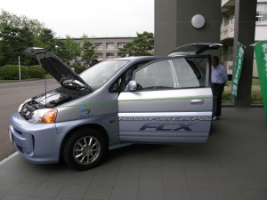 アカデミーホール前に展示された燃料電池自動車