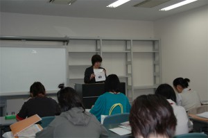 （講義始まる）講師は福井県健康福祉部医務薬務課主任　野尻幹子氏