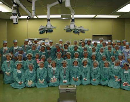 手術室で参加者全員の記念撮影