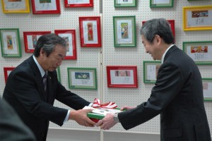 贈呈式（左：坂本坂井市長、右：上田医学部長）
