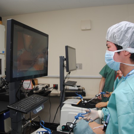内視鏡外科手術をシミュレーターで体験