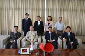 中央前列（右）北京信息科技大学許副学長（左）本学福田学長