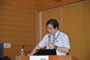 新型コロナ感染症の講演を行う医療環境制御センター　岩﨑博道教授