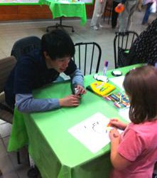 学内の美術館で開かれる子ども向けのイベントで折り紙を教えました。