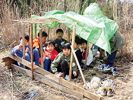 秘密基地あそびをする子どもたち