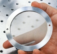 県内織物企業と共同開発したワイヤグリッド（偏光フィルター）直径7.5cmのリング枠に2500本の金属ワイヤが張られている。