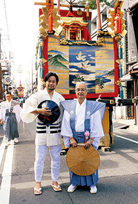 祇園祭の「八幡山」の前で